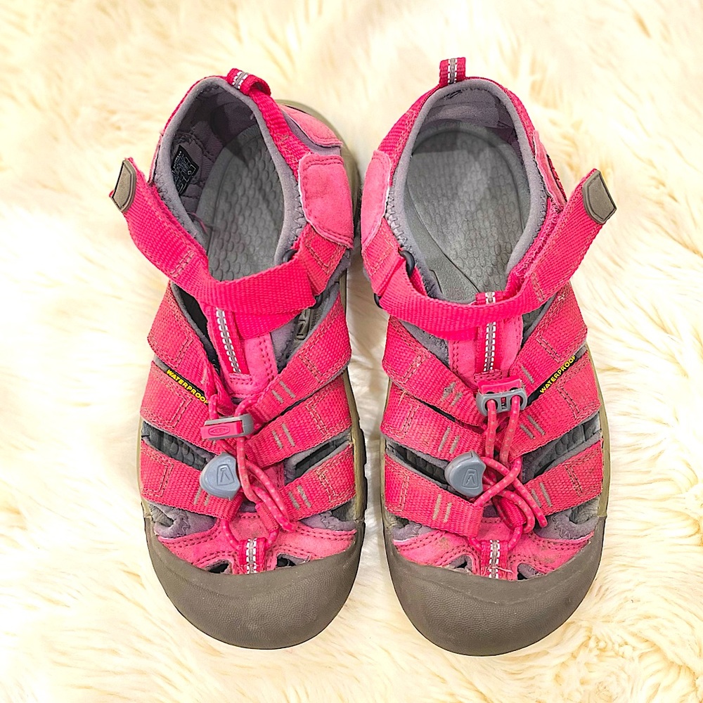 Keen Big Kids Seacamp II Fuschia/Gray Sandals, Size 3